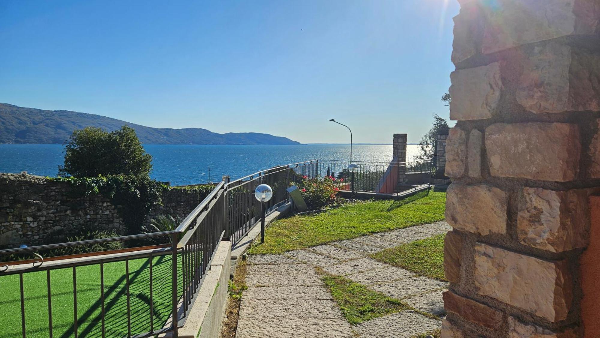 Residence Borgo Dei Limoni - Appartamenti Con Garage Gargnano Exterior photo