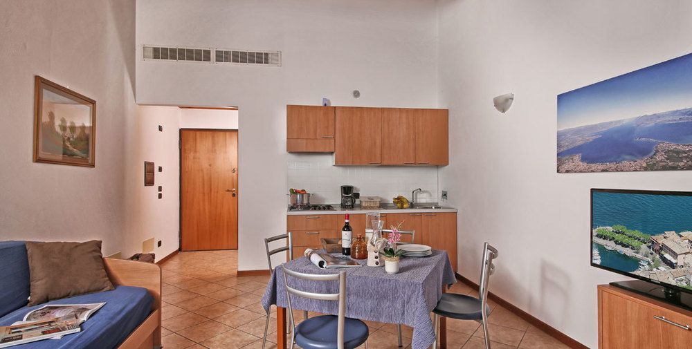 Residence Borgo Dei Limoni - Appartamenti Con Garage Gargnano Exterior photo